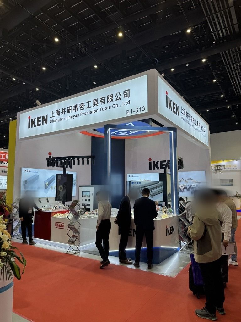 IKEN 展会展位与客户交流现场